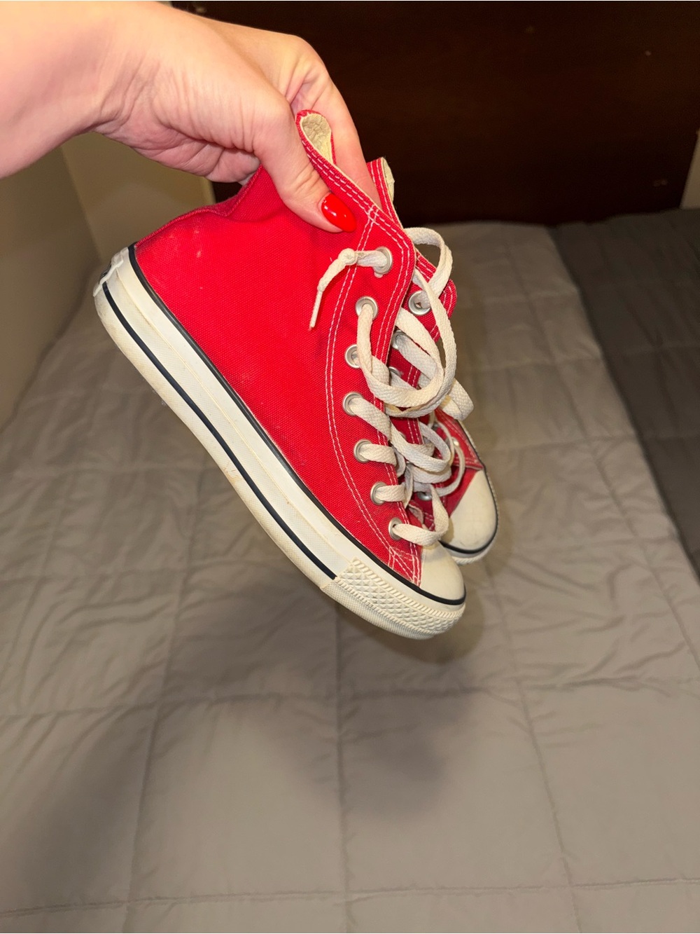 Red converse - Picture 1 of 10